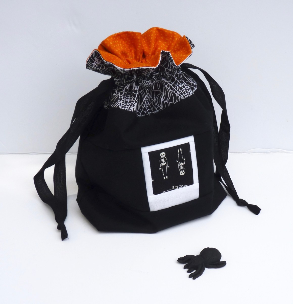 Spooky halloween drawstring bag